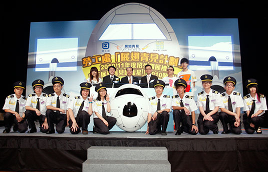 Mr Matthew CHUENG (SLW) and Mr Alan WONG (DC) officiated at the Programme Kick-off Ceremony of YETP 2010/11 with the honorable guests. Animation of a flight flying up to the sky was activated once the control stick was pulled down, symbolising a bright future of trainees!