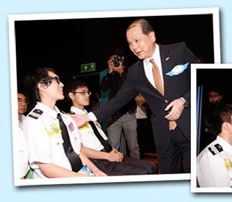 Chief Pilot Mr Matthew CHEUNG congratulated the 10 Most Improved Trainees on their achievements. Chief Pilot Mr Matthew CHEUNG congratulated the 10 Most Improved Trainees on their achievements.