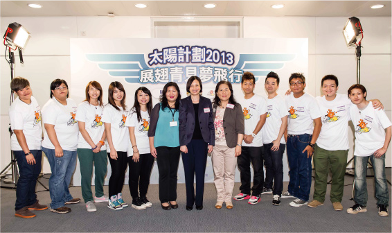 Mrs. Tonia Leung (centre), Assistant Commissioner for Labour (Employment Services) together with two Senior Labour Officers responsible for youth employment, including Mrs. Louisa Poon (sixth right) and Ms. Corrina Cheng (sixth left), were photographed with the ten awardees and encouraged them to continue to shine at their workplaces.