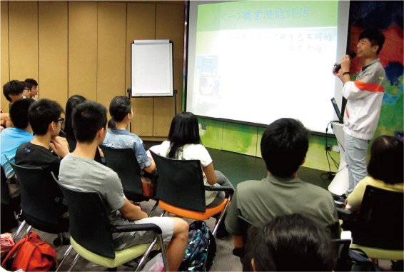 The solar ambassadors listened attentively to the introduction of services and facilities of Y.E.S.(Mongkok)