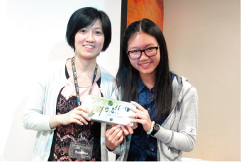 Miss Angela Ng, the Deputy Programme Manager of YETP, presented a gift to the winner in the competition.