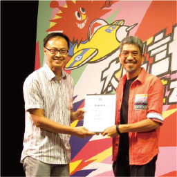 Mr. Worky Wu, the Programme Manager of YETP presented souvenir to Mr. Chan to express our gratitude.