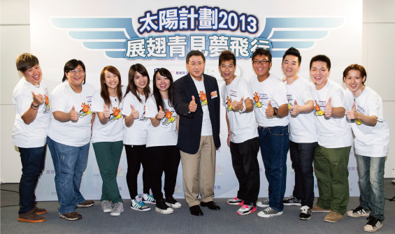 勞工處處長卓永興先生與十位「展翅青見超新星」一同豎起大拇指，為他們的超卓表現「讚好」！卓處長亦希望他們日後再創新里程！