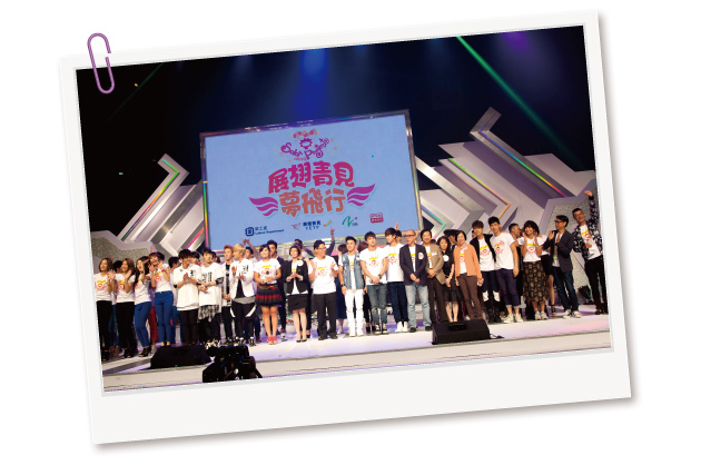 The ceremony was a mass of cheers even at the end! The officiating guests and performers had a group photo on the stage, signifying the successful conclusion of the ceremony. The ceremony was a mass of cheers even at the end! The officiating guests and performers had a group photo on the stage, signifying the successful conclusion of the ceremony.