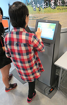 Solar ambassadors also made use of the Vacancy Search Terminals at Y.E.S. offering latest vacancy information to conduct job-search.