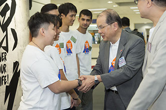 Mr. Matthew Cheung, Secretary for Labour and Welfare was chit-chatting with the 10 awardees (1)