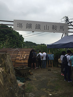 Experiencing the work of miners (1)