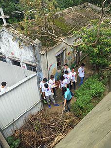 Cleaning garbage inside the country park (1)