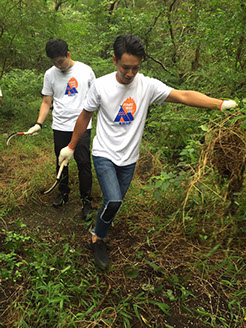Cleaning garbage inside the country park (2)